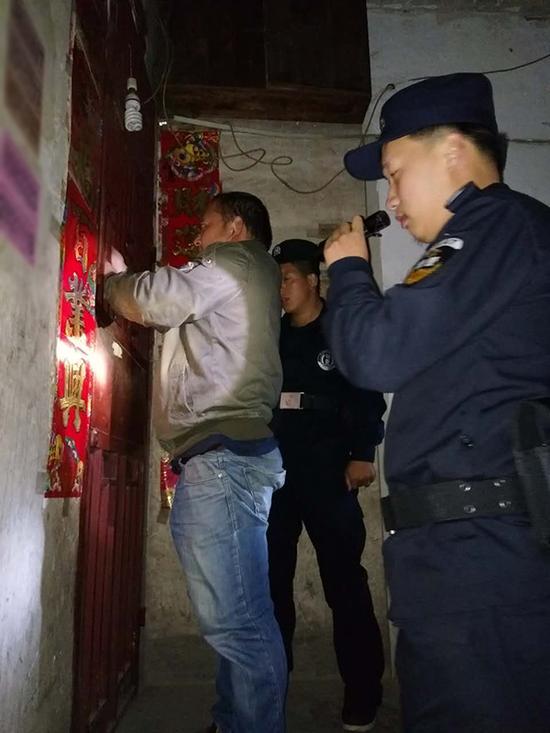 镇宁粗心妈妈误将幼女锁家中 民警全城寻开锁师傅开门